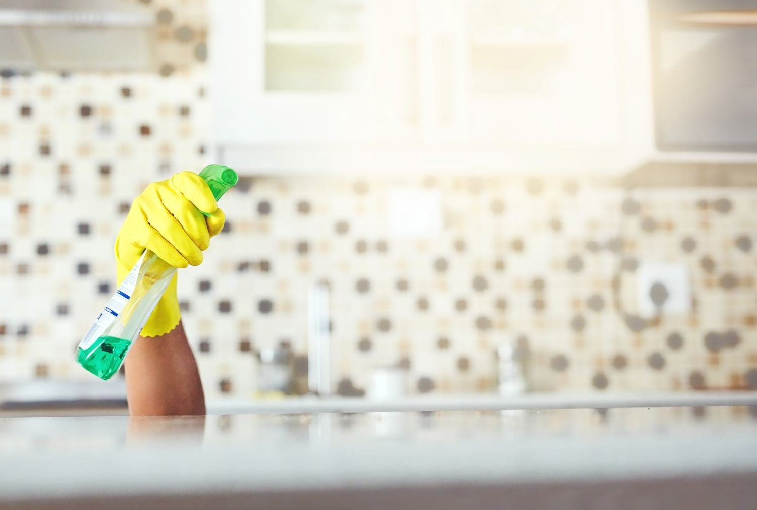Reinigung einer Küchenarbeitsplatte bei der täglichen Routine